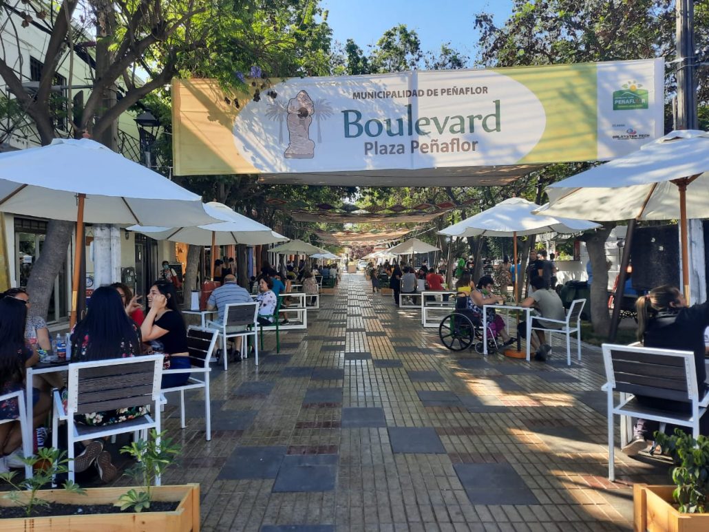 boulevard plaza Peñaflor, paseo peatonal con mesas, personas comiendo en boulevard
